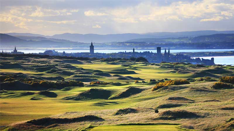 St Andrews Golf med utsikt �ver The Castle Course med Staden St Andrews och havet i bakgrunden.